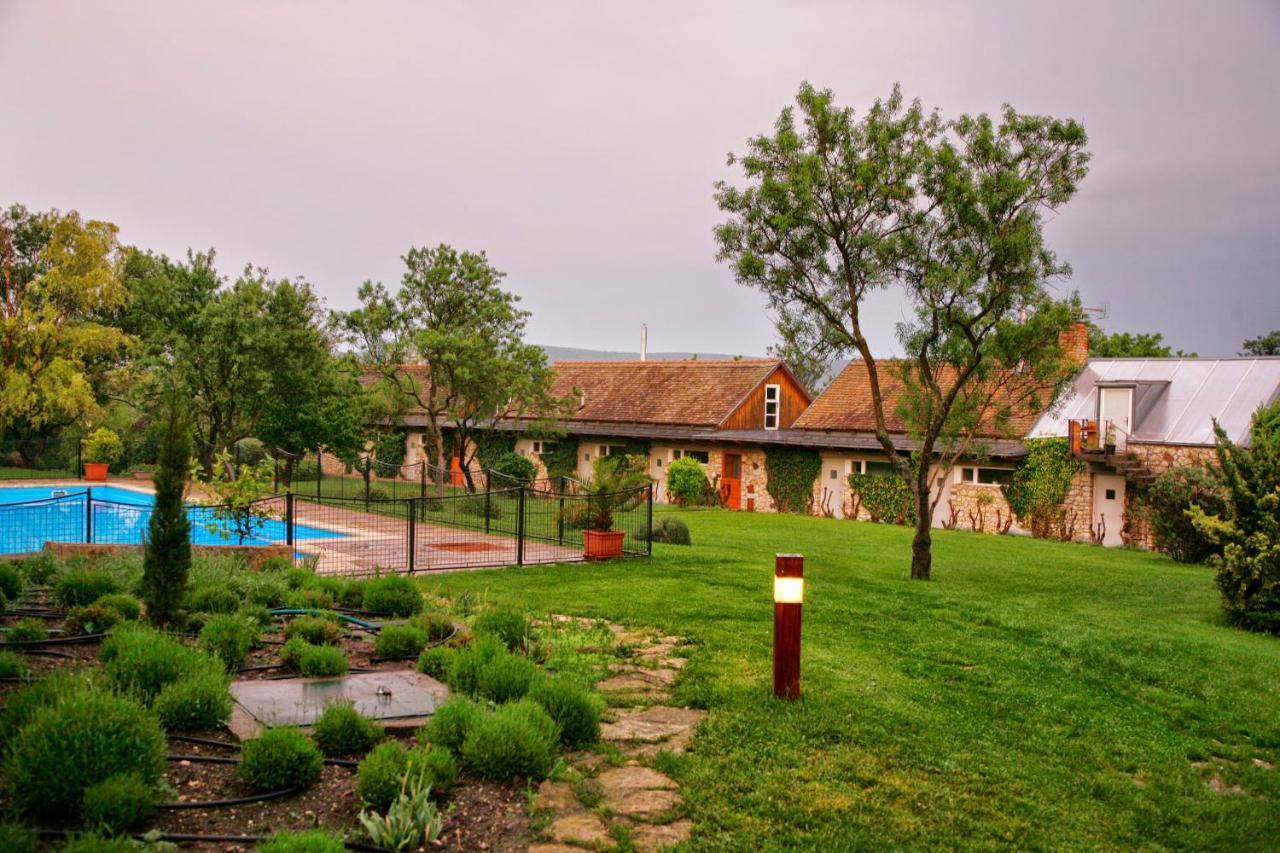 Káli Art Inn Panzió Köveskál Exterior foto